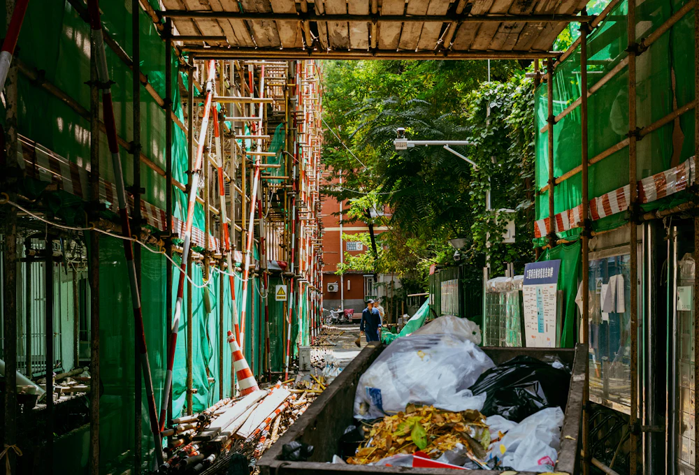 Benne à déchets de chantier photographiée sur site